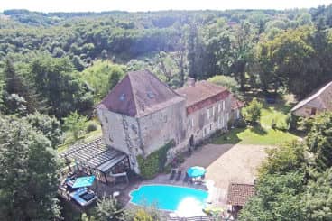 La Rhue - kasteel te huur Dordogne Frankrijk. Een heerlijk familiekasteel dat uitnodigt tot avontuur. Rust en ruimte, privé zwembad en sauna. Veel privacy.