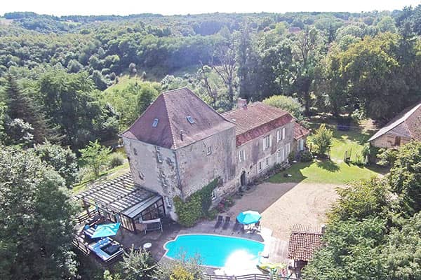 La Rhue - kasteel te huur Dordogne Frankrijk. Een heerlijk familiekasteel dat uitnodigt tot avontuur. Rust en ruimte, privé zwembad en sauna. Veel privacy.