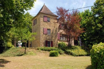 Romantic and characteristic self-catering holiday home with private pool in the heart of the Dordogne.