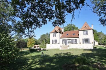 Lovingly renovated country house for 12 people in perfect condition. Lots of nature and privacy, with private pool and private tennis court.