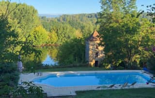 In a magical location on the bank of the Dordogne river, you can find this romantic holiday home with private swimming pool.