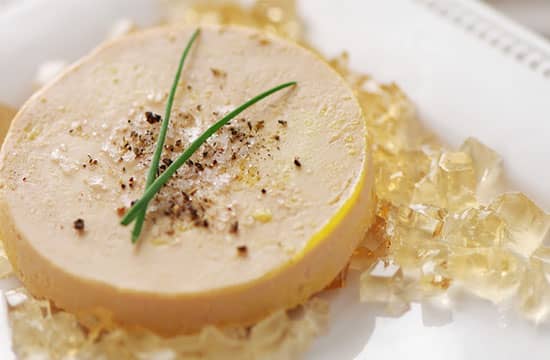 Bruisende markt in Thiviers met lokale producten, waaronder foie gras, truffels en kazen, omgeven door een levendige sfeer.