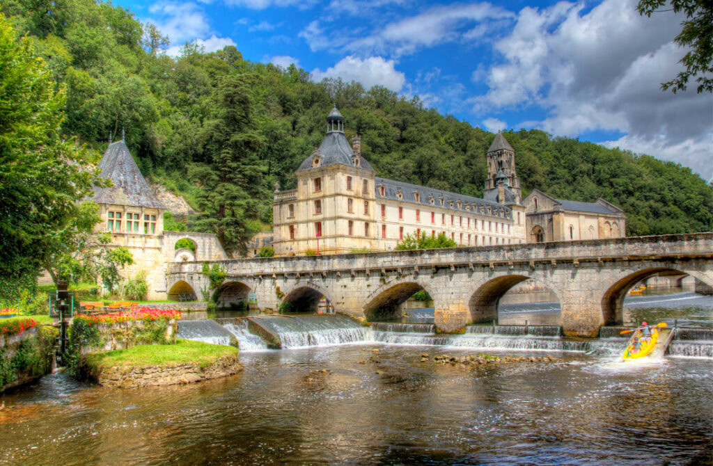 Brantôme, het Venetië van de Dordogne, met prachtige waterwegen en charmante terrassen langs de rivier de Dronne.