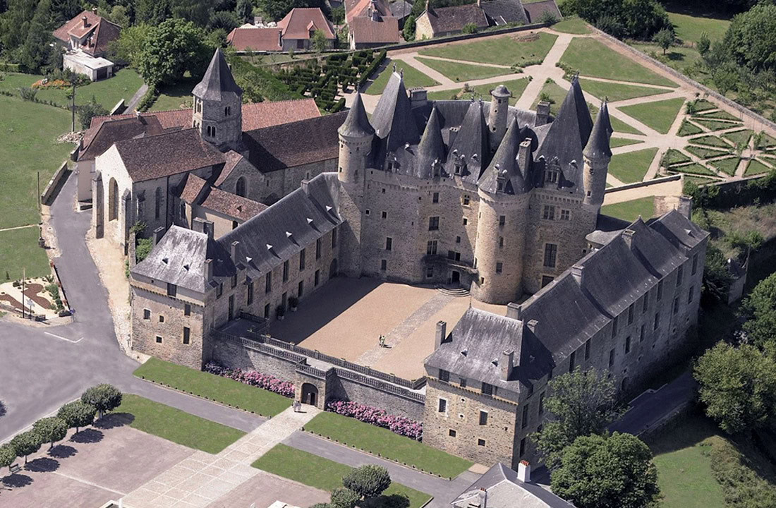 Château de Jumilhac met zijn unieke alchemistische symbolen en indrukwekkende Renaissance torens, omgeven door weelderige tuinen.