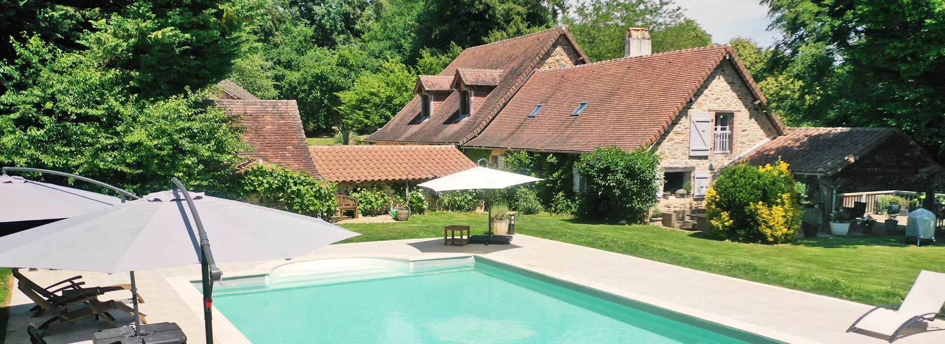 Luxe boerderij Le Peyret in de Dordogne met verwarmd privézwembad aan een rivier