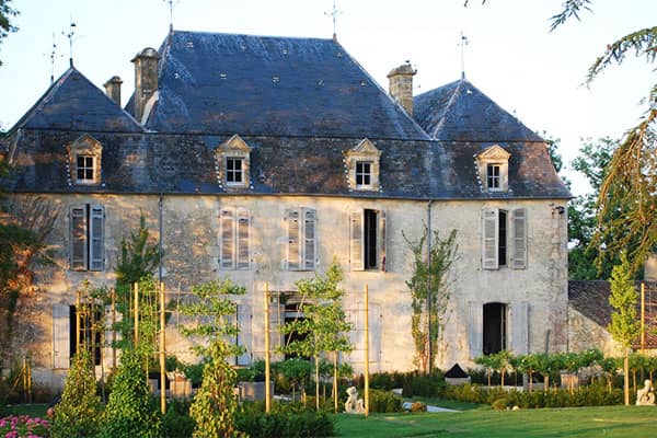 Dit prachtige chateau met uw eigen privé zwembad is in het voor- en najaar de ideale vakantiebestemming voor 2 personen. Gelegen bij de meest prestigieuze wijngaarden ter wereld.