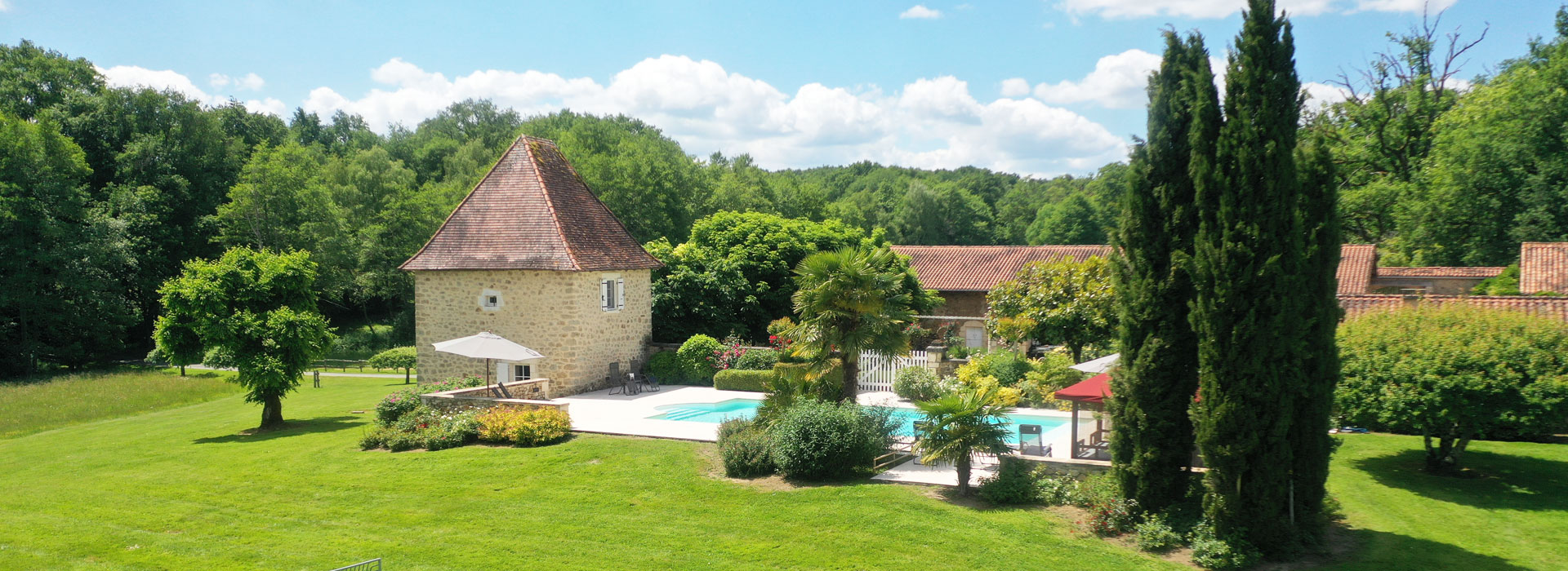 Domaine de Bonnefond - historisch landgoed, pure luxe. Privémeer, verwarmd zwembad & tennisbaan – alles voor een onvergetelijk verblijf.