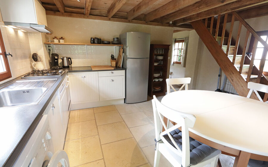 Luxe Vakantiehuis Dordogne keuken Gezellige keuken in luxe vakantiehuis in Dordogne met moderne apparatuur.