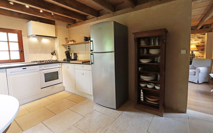 Luxe Vakantiehuis Dordogne keuken Ruime keuken in luxe vakantiehuis in Dordogne met moderne apparatuur en rustieke details.