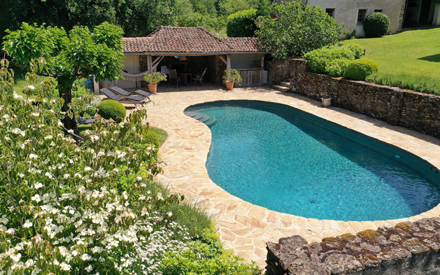 Luxe Vakantiehuis Dordogne Luxe vakantiehuis met privézwembad in Dordogne, omgeven door groene tuinen en rustieke landschappen.