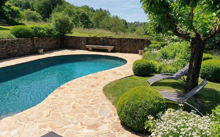 Luxe Vakantiehuis Dordogne - Zwembad en tuin Gezicht op het privézwembad en de weelderige tuin van een luxe vakantiehuis in Dordogne, ideaal voor.