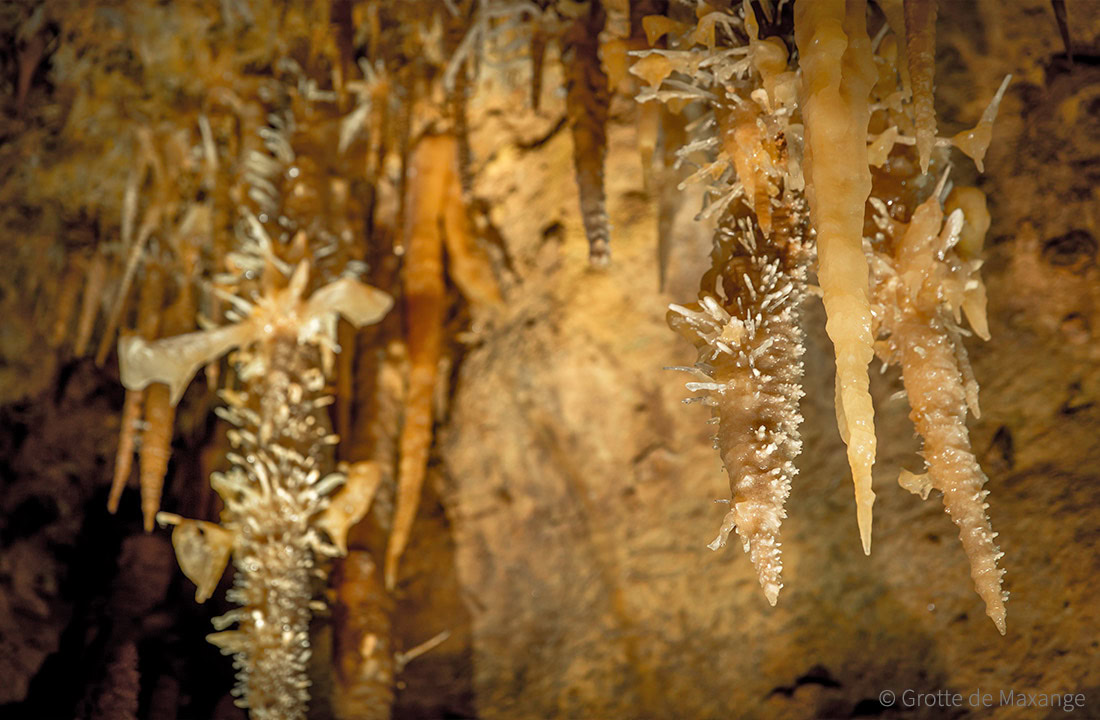 Zeldzame kristalformaties in La Grotte de Maxange, Dordogne