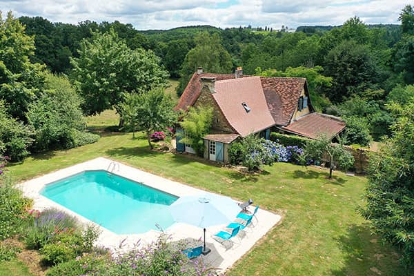 La Jarrige - Gezellig en charmant vakantiehuis voor 8 personen met zwembad en overdekt terras in de Dordogne in Frankrijk. Geweldige tuin