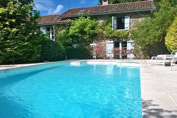 Heerlijke luxe vakantiewoning in de Dordogne. Een zeer charmante en mooi afgewerkte vakantiewoning met verwarmd privé zwembad.