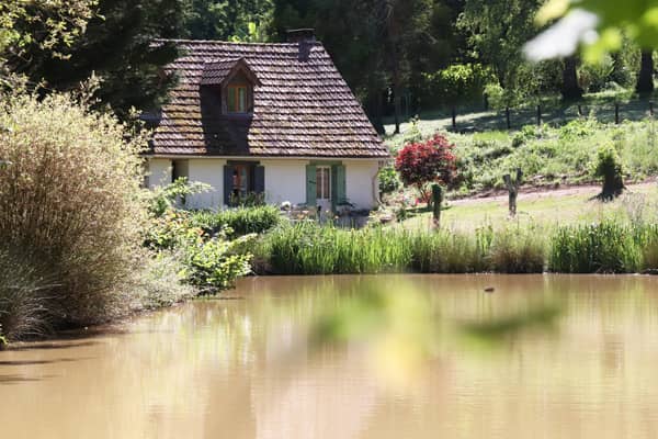 Maison d'etang - Charmante vakantiewoning op een heel romantisch plekje met verwarmd privé zwembad en eigen visvijver; het echte Frankrijk gevoel.