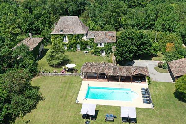 Le Presbytere - Prachtige en luxe oude pastorie. Met privé zwembad en buitenkeuken. Geniet met het hele gezin van deze ontspannen sfeer - 12 personen.