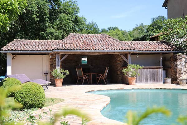 Charmante vakantiewoning aan prive meer in de Dordogne. Ideaal vakantieverblijf voor natuurliefhebbers, gastronomen en gezinnen met kinderen.