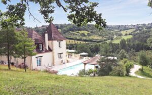 Villa Monplaisant Dordogne. Schitterende villa met separaat gastenverblijf met adembenemend uitzicht op het oude stadje Belvès. Met speeltuin.