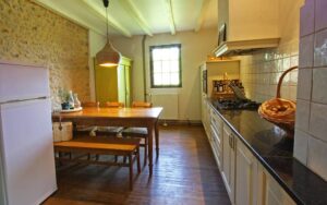 8 lescurade keuken 8938 luxe vakantiehuis dordogne