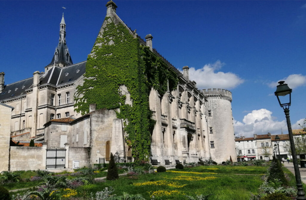 Muurschilderingen van stripfiguren in Angoulême, met historische gebouwen en een sfeervolle straatomgeving.