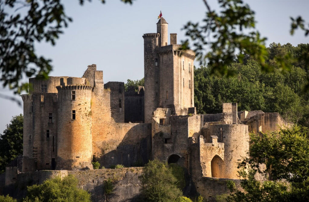 Imposant Château de Bonaguil met torens en grachten, een 13e-eeuws kasteel dat bekend staat om zijn middeleeuwse markten en unieke architectuur.