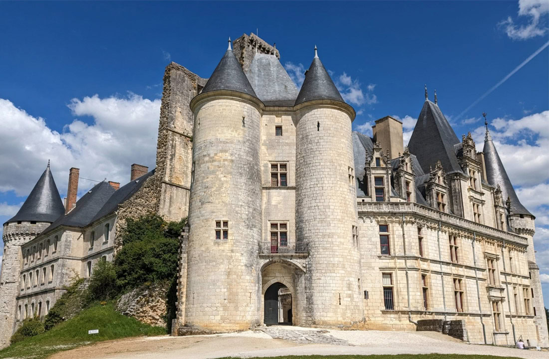 Elegant Château de La Rochefoucauld met prachtig ingerichte kamers en een indrukwekkende stenen wenteltrap, gelegen in het hart van de Charente.