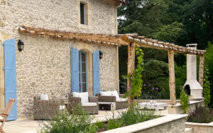 Charmant vakantiehuis in Dordogne met blauwe luiken en tuin.
