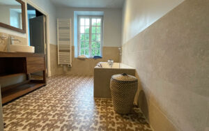 Luxe Vakantiehuis Dordogne Luxe vakantiehuis in Dordogne met ruime badkamer en natuurlijke lichtinval. Perfect voor een ontspan.