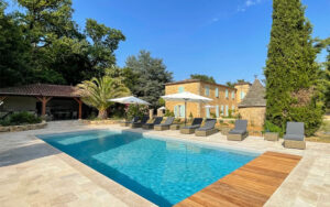 Luxe Vakantiehuis Dordogne met Zwembad Luxe vakantiehuis in Dordogne met privézwembad en zonnige terrassen. Perfect voor een ontspannen vak.