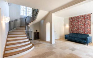 Luxe Vakantiehuis Dordogne Interieur van een luxe vakantiehuis in Dordogne met een elegante trap en comfortabele zithoek.