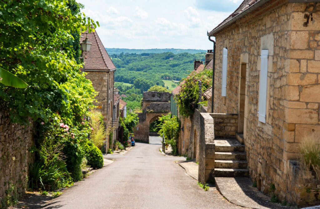 Schilderachtig uitzicht vanuit het vestingstadje Domme met zijn smalle straatjes en oude stadspoorten, omringd door de prachtige natuur van de Dordogne.