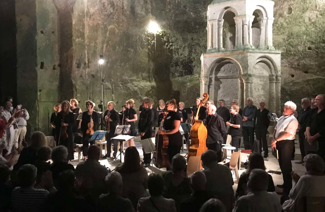 De ondergrondse kerk van Saint-Jean in Aubeterre-sur-Dronne, verlicht voor het Festival des Nuits, met imposante pilaren en sfeervolle muzikale optredens.