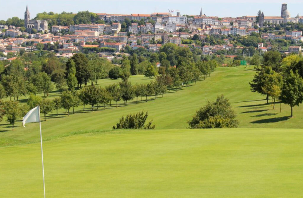 Golfers genieten van de 18-holes golfbaan van Golf de l'Hirondelle in Angoulême, met prachtig uitzicht op het plateau en de historische stad.