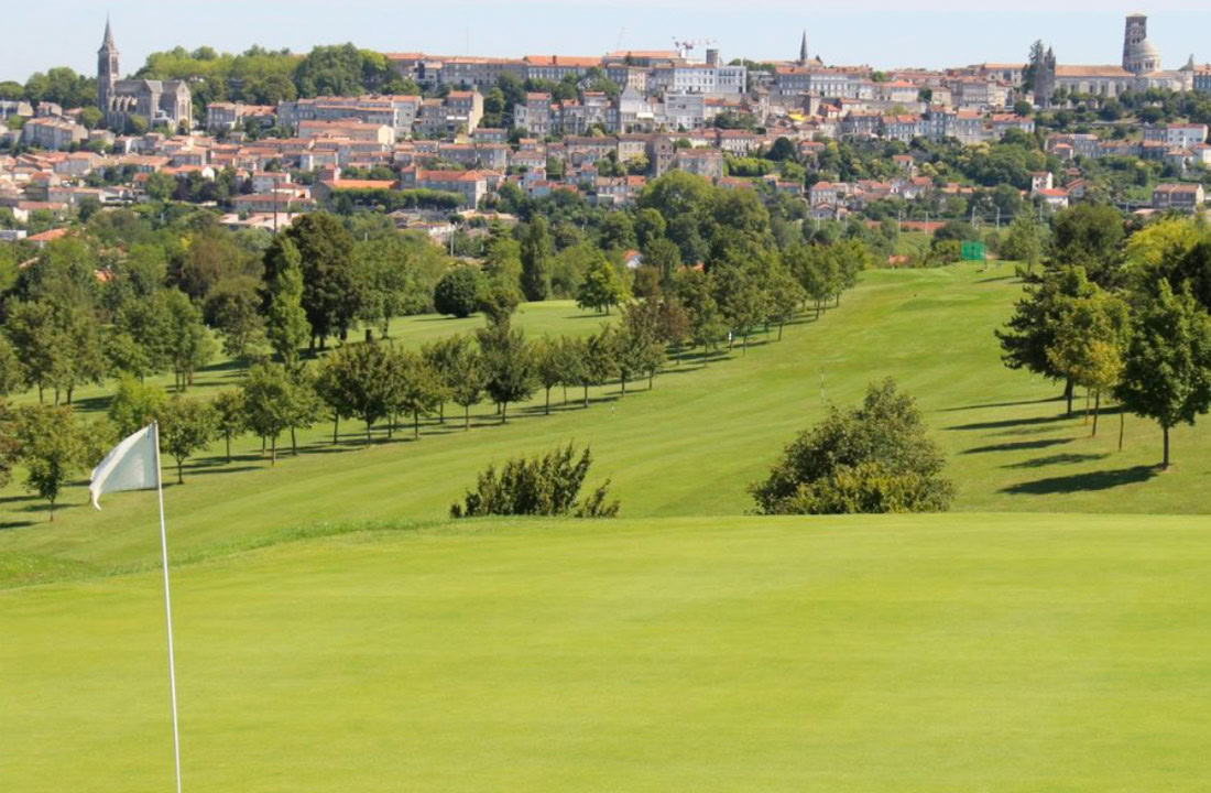 Golfers genieten van de 18-holes golfbaan van Golf de l'Hirondelle in Angoulême, met prachtig uitzicht op het plateau en de historische stad.