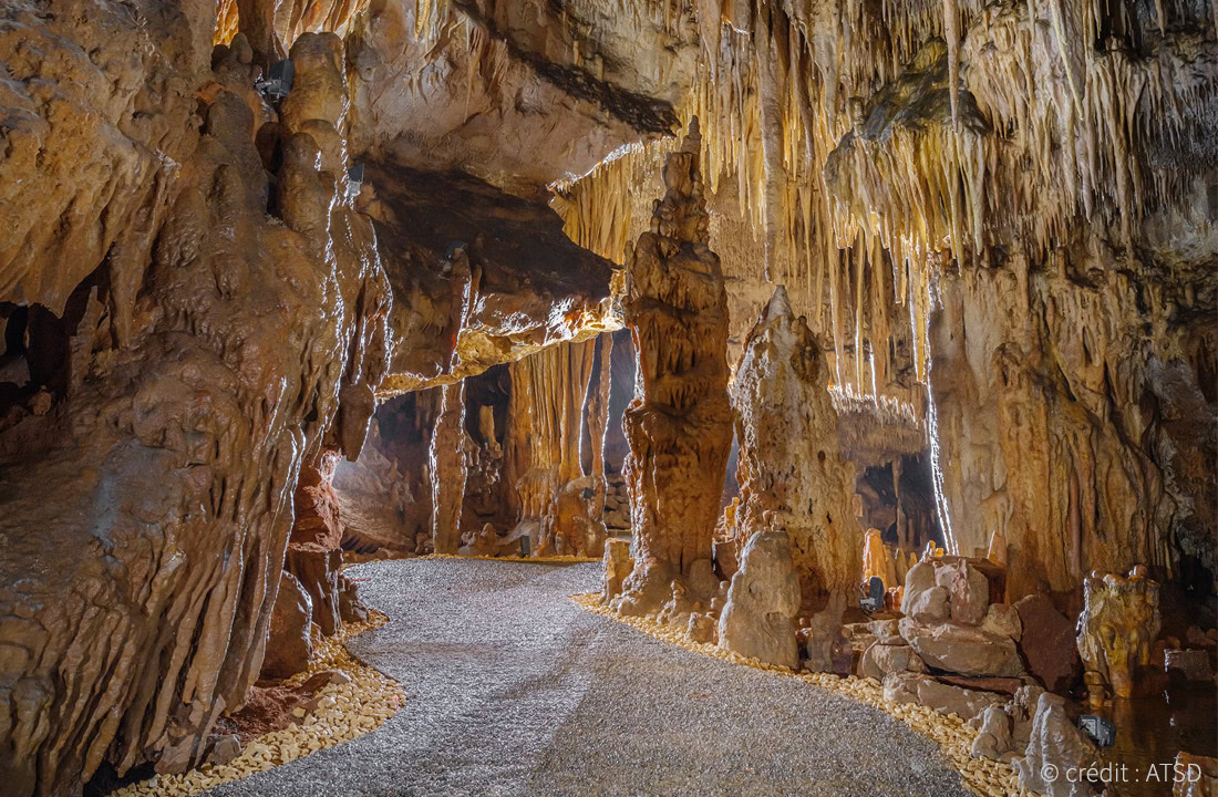 Indrukwekkende stalactieten en stalagmieten in de Grotte de Domme, een ondergrondse schat onder het dorp Domme in de Dordogne.