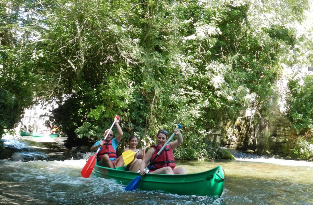 Kanovaren op de Charente-rivier bij de kanobasis van Ruffec, met kano's, kajaks en stand-up paddleboards voor een leuk wateravontuur.