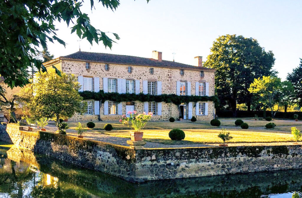 De betoverende setting van Moulin de la Tardoire, een Michelinster restaurant in een 16e-eeuwse smederij, met prachtig gepresenteerde gastronomische gerechten - luxury rentals dordogne