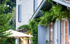Luxe Vakantiehuis Dordogne buitenkant Charmant vakantiehuis in Dordogne met tuin en terras.