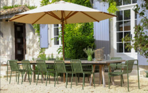 Luxe Vakantiehuis Dordogne - Buitenruimte Buiten eettafel met parasol en tuin in Dordogne.