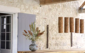 Luxe Vakantiehuis Dordogne interieur Gezellige eetkamer met houten tafel en decoratieve muurkunst.