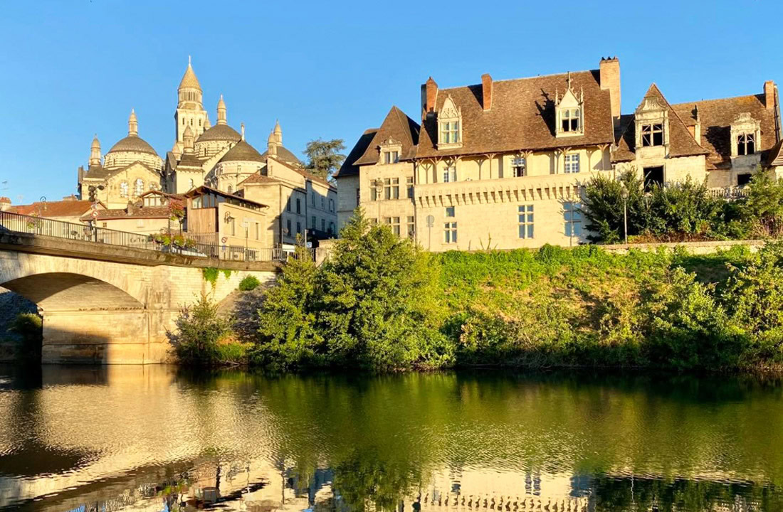 Historische bezienswaardigheden in Périgueux, inclusief de Kathedraal van Saint Front en het middeleeuwse centrum.