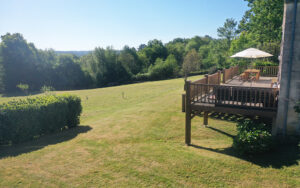 puy martin achter terras luxe vakantiehuis dordogne
