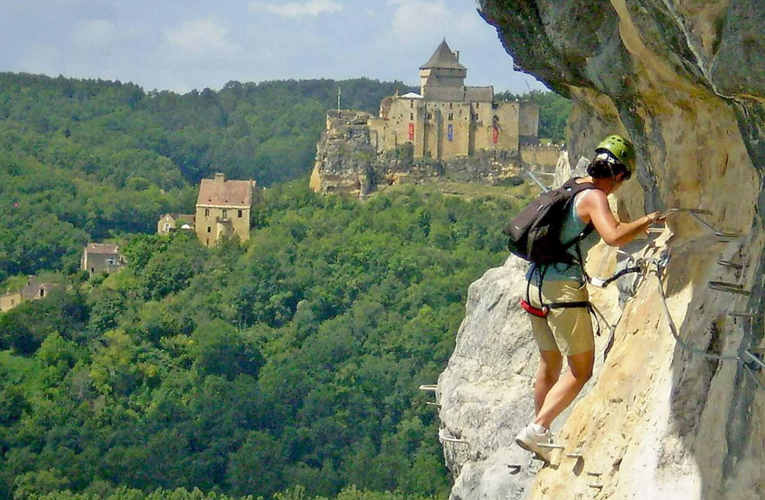 De Via Ferrata van Marqueyssac, een spannende route langs een klif met uitzicht op de Dordogne-vallei, geschikt voor avonturiers van alle leeftijden.