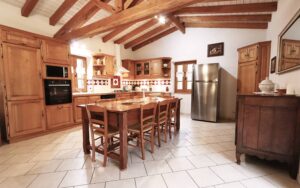 10 maison de biron keuken1b luxe vakantiehuis dordogne