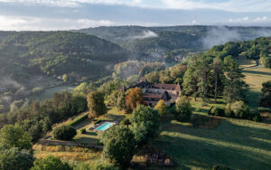 Beautiful countryside with a luxury holiday home and swimming pool in Dordogne. Perfect for relaxing.