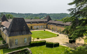Elegant vakantiehuis in Dordogne met historische architectuur en ruime tuin.