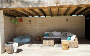 Luxe buiten lounge in een vakantiehuis in Dordogne, met comfortabele zitplaatsen en gezellige sfeer.