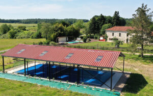 Luxe vakantiehuis Dordogne met tennisbaan en prachtig uitzicht op groene velden en landelijke omgevi.