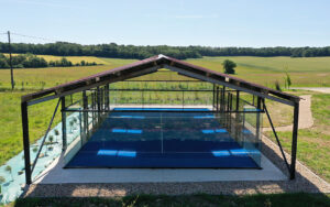 Luxe vakantiehuis met overdekt zwembad in Dordogne, omgeven door groen landschap. Perfect voor een o.