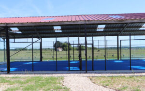 Afbeelding van een overdekt zwembad bij een luxe vakantiehuis in Dordogne, Frankrijk.